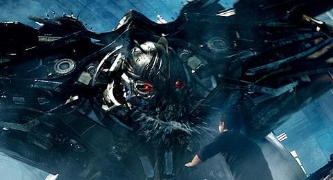 きらびやかな上海の街でロボットたちが死闘を展開