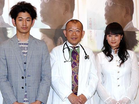 笑福亭鶴瓶、白衣でモントリオールに殴りこみ！「ディア・ドクター」完成披露