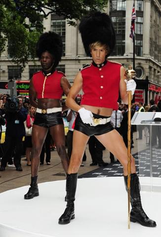 「ブルーノ」サシャ・バロン・コーエンとセクシー近衛兵にロンドンが騒然！