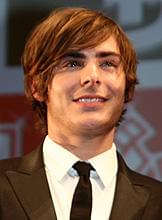 意外とマッチョなエフロンは 脱ぐ準備も万全!?