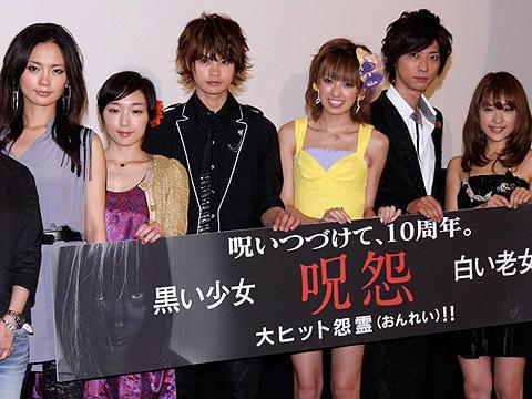 アッキーナと加護ちゃんが笑顔でアピール「呪怨」初日舞台挨拶