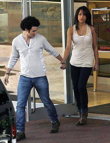 全米ティーンが傷心。大人気アイドル、ジョナス・ブラザーズのケビンが婚約！