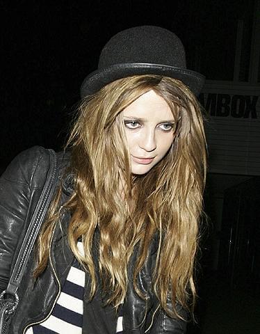 ミーシャ・バートンが女友だちをトイレに連れ込んで叱咤される！