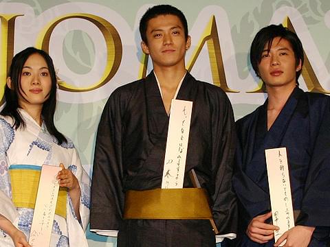 小栗旬が丸刈り頭を初披露。主演時代劇「TAJOMARU」が完成
