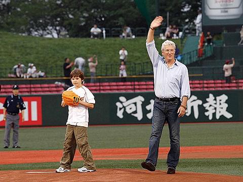 自慢の息子の投球にパパも鼻高々