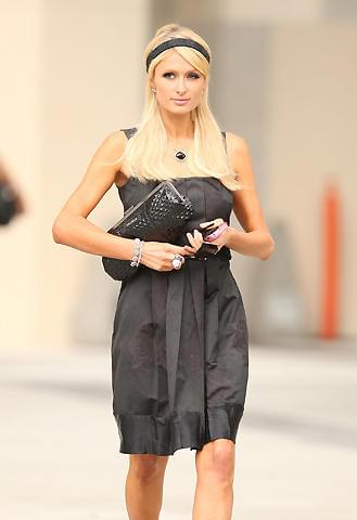 パリス・ヒルトンが主演映画のプロモーション拒否で出廷