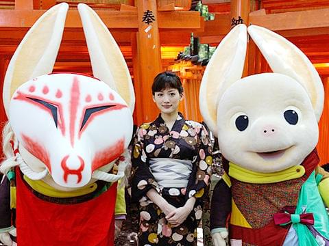 綾瀬はるか、京都ではんなり浴衣姿。「ホッタラケの島」ヒット祈願