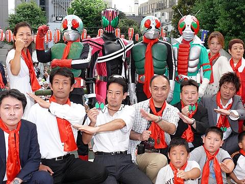 おじさんサラリーマンの聖地・新橋に、新旧仮面ライダーが大集合！