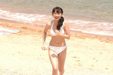臼田あさ美のまぶしすぎる純白ビキニ。「色即ぜねれいしょん」で魅せた！