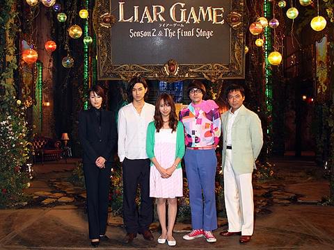 撮影セットの中で行われた会見