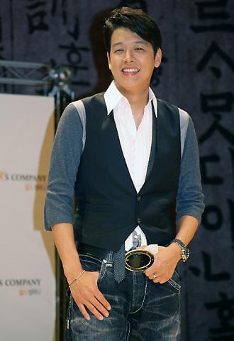 俳優、歌手、レーサーと超多忙