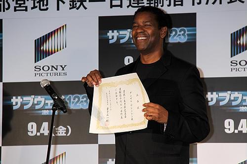 オスカー俳優デンゼル・ワシントン、9年ぶり来日で大江戸線のアナウンスを担当