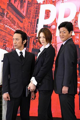 米倉涼子、気合十分。CAコスプレ披露の「交渉人」映画＆ドラマ続編