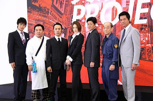 米倉涼子、気合十分。CAコスプレ披露の「交渉人」映画＆ドラマ続編