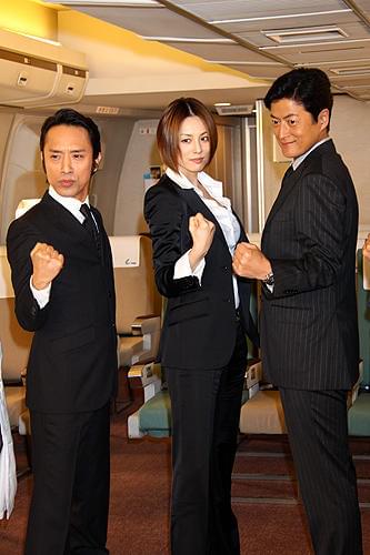 米倉涼子、気合十分。CAコスプレ披露の「交渉人」映画＆ドラマ続編