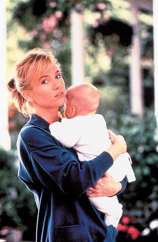 「ゆりかごを揺らす手」レベッカ・デモーネイ、カルトホラーのリメイクに主演