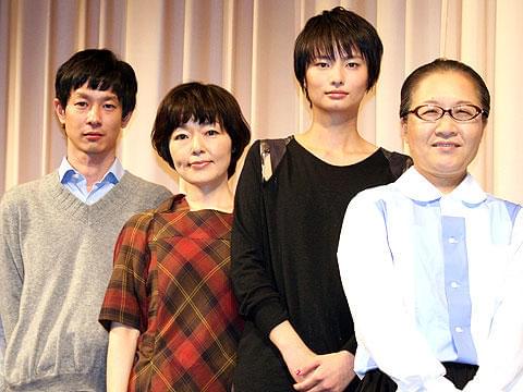 小林聡美、犬の散歩中に作詞作曲。「プール」完成披露試写会