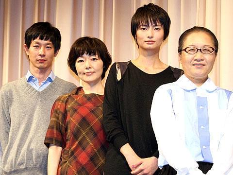 小林聡美、犬の散歩中に作詞作曲。「プール」完成披露試写会