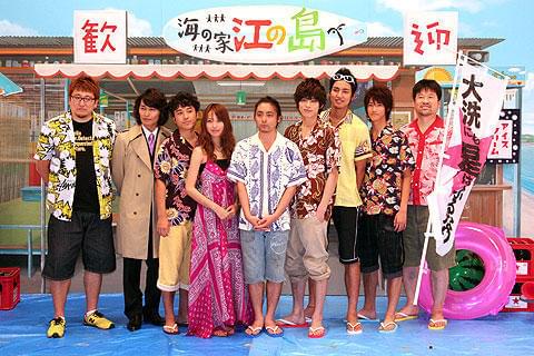 会見場は劇中にならって海の家風に