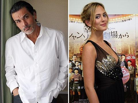 「幸せはシャンソニア劇場から」の監督と女優、破局で時間差来日？