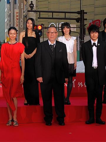 松山ケンイチ、小雪とは接触せず。新宿通りで「カムイ外伝」プレミア