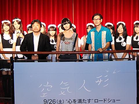 「空気人形」のメイド服姿で女性スタッフが劇場接客。是枝監督も破顔