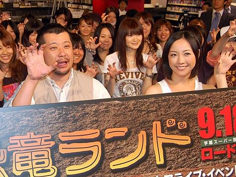 歌手ケンコバ、熱唱するもCD化はおあずけ。「マーシャル博士の恐竜ランド」