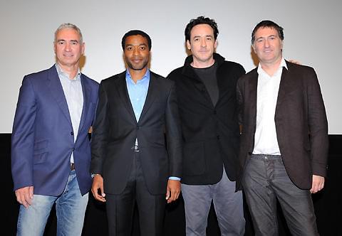 「2012」冒頭53分を特別上映！ジョン・キューザック「契約で、結末は言えない」