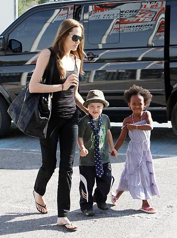 アンジェリーナ・ジョリー、娘たちとのショッピング風景をパパラッチ！
