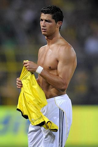 クリスティアーノ・ロナウドがベッカムの後釜で、アルマーニ下着モデルに