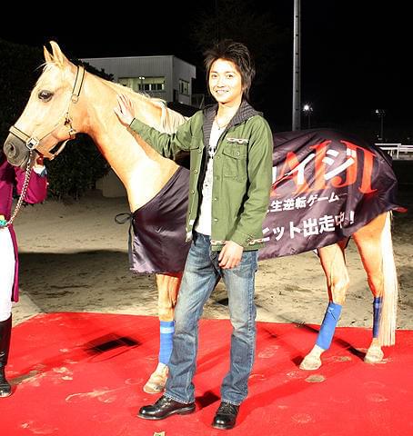 藤原竜也が、芸人占い師のアドバイスで「カイジ杯」の馬券的中！