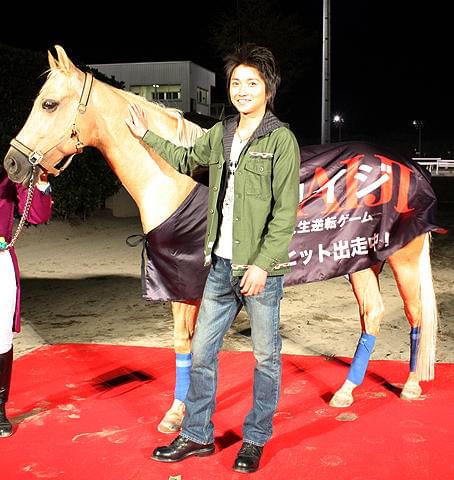 藤原竜也が、芸人占い師のアドバイスで「カイジ杯」の馬券的中！