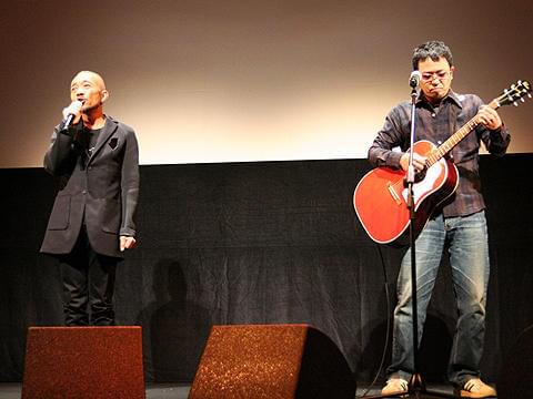 竹中直人と奥田民生が初デュエットで劇中歌を熱唱