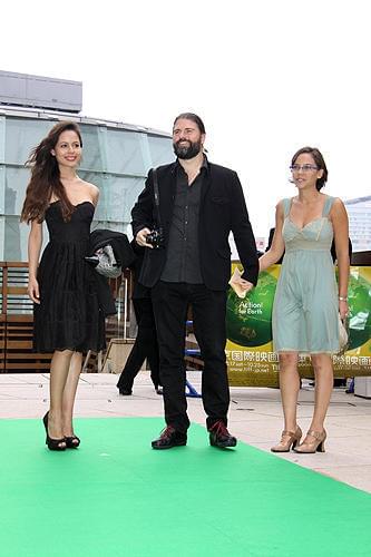 審査員特別賞「激情」 セバスチャン・コルデロ監督（中央）