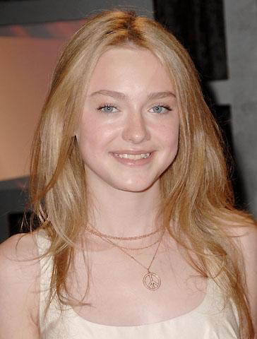 ダコタ・ファニングが「学園祭の女王」に！チアリーダー姿も披露