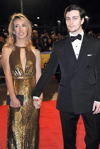 ジョン・レノン伝記映画の女性監督が、23歳年下の主演俳優と婚約！