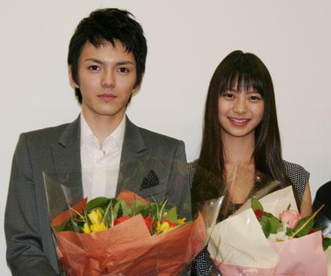 林遣都＆山下リオ、“お地蔵さん”監督に最敬礼