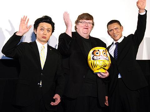 マイケル・ムーア、献金問題の鳩山首相を擁護