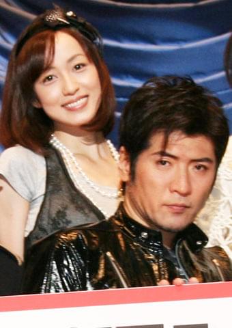 吉川晃司、若手俳優に囲まれオドオド