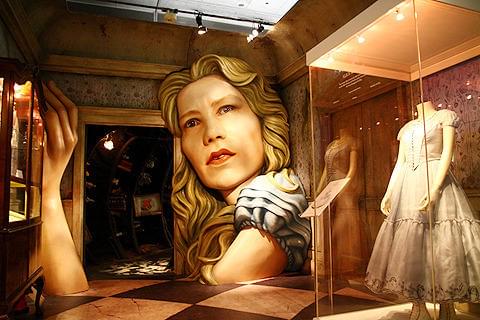 J・デップら着用の衣装を展示「アリス・イン・ワンダーランドの世界展」開催中