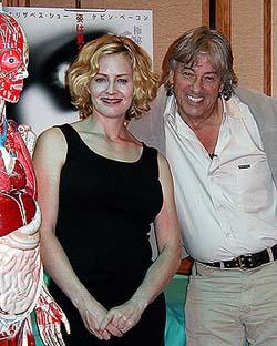 透明人間の研究には賛成。バーホーベン監督＆エリザベス・シュー来日