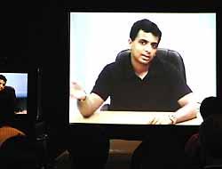 M・ナイト・シャマラン監督、日本初会見はISDN中継で！