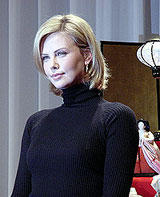 威風堂々、ベテラン女優の風格？ シャーリーズ・セロン来日