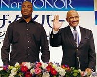 （左より）ジョージ・ティルマン・Jr監督と 本作のモデルとなったカール・ブラシア