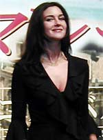 会見ではセクシーさを 存分にアピール