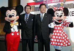 会場にはミッキーとミニーも登場(中央は左からブエナ・ビスタ・インターナショナル・ジャパン佐野日本代表、ウォルト・ディズニー・インターナショナル・ジャパン星野社長)