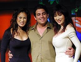 腰に手まわしすぎなんでない？