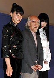 （左より）江角マキコ、 鈴木清順監督、 山口小夜子