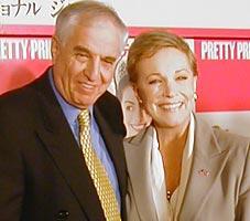 往年のミュージカル女優がエレガントに会見