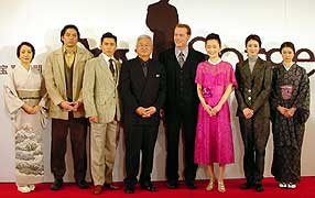 ＜左より＞岩下、永澤、本木、篠田監督、グレン、葉月、小雪、夏川